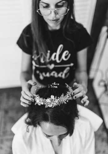 Fotografia de estilista realizando peinado a novia