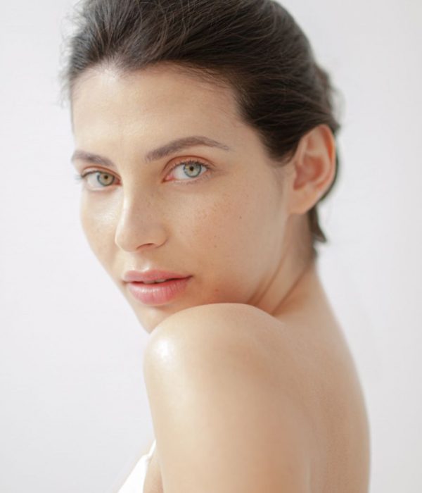Fotografia en primer plano de rostro de modelo hermosa con piel clara