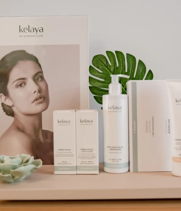 Noelia Armas Estética Avanzada - Fotografia de productos Kelaya sobre una mesa